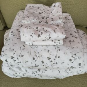 Calvin Klein Queen Sheet Set 4-PC Green & White Floral Leaf Print 100% Cotton